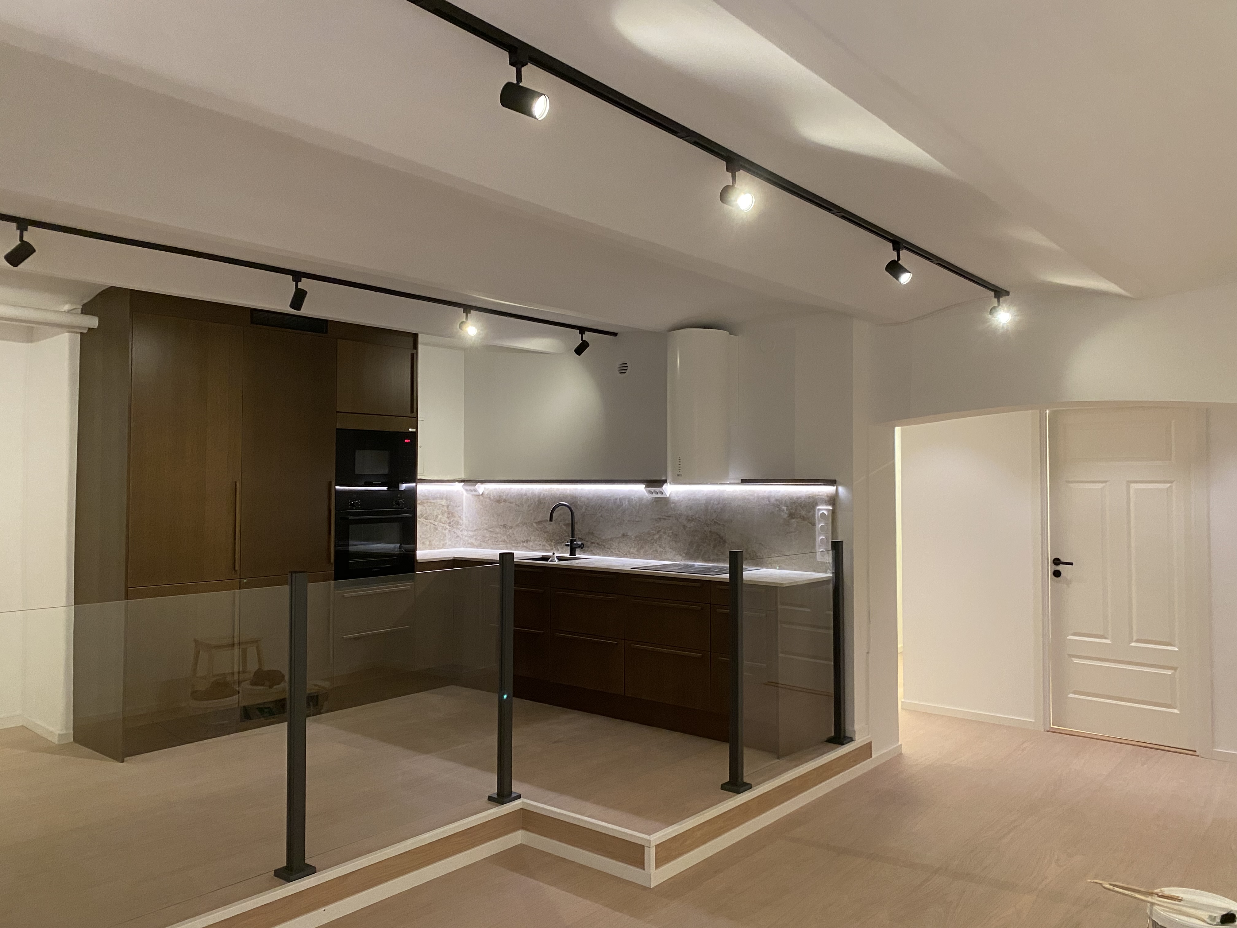 Modernt kök med professionell belysning