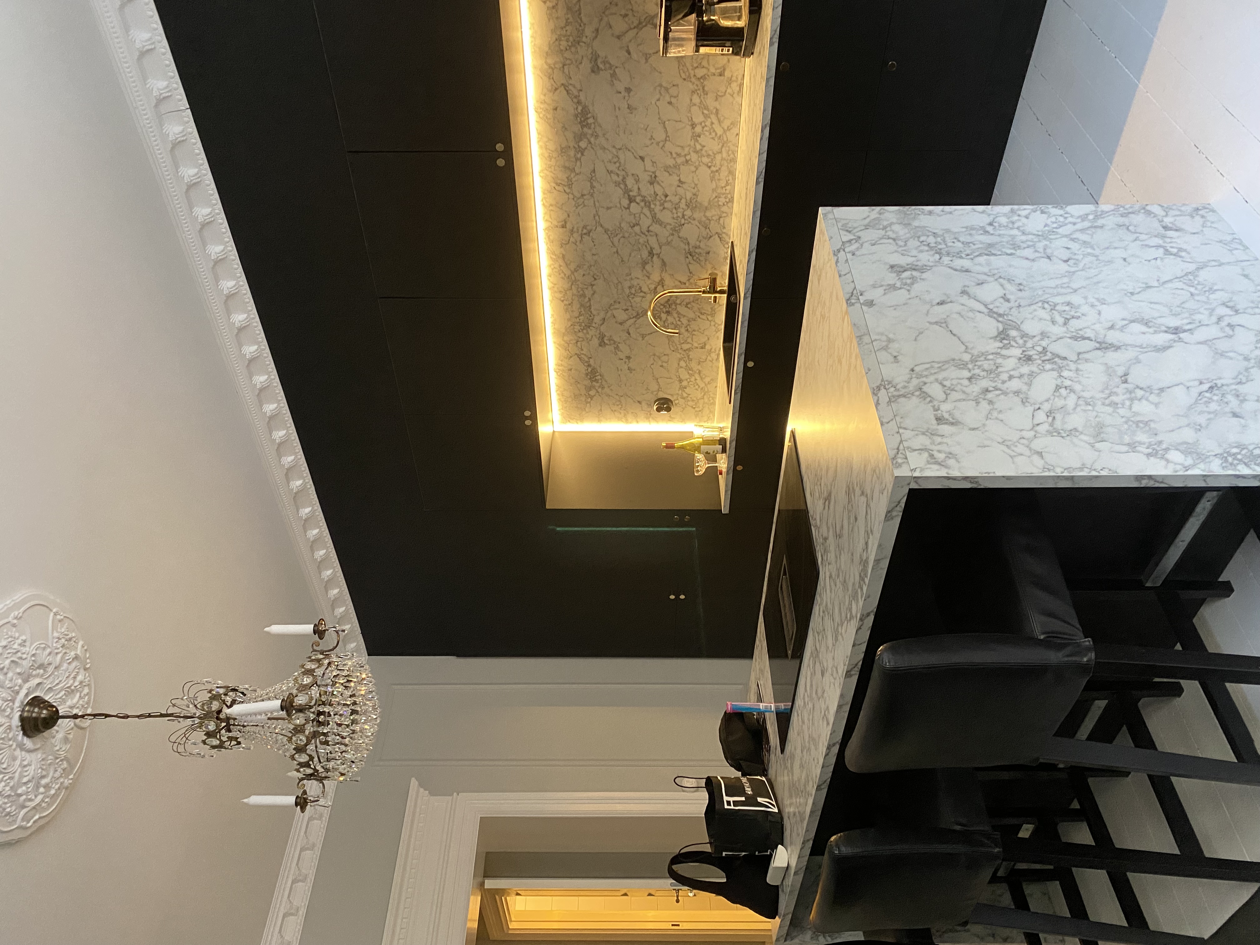 Lyxköksrenovering med marmorbänkskiva och LED-belysning utförd av EOAW Bygger AB i Malmö